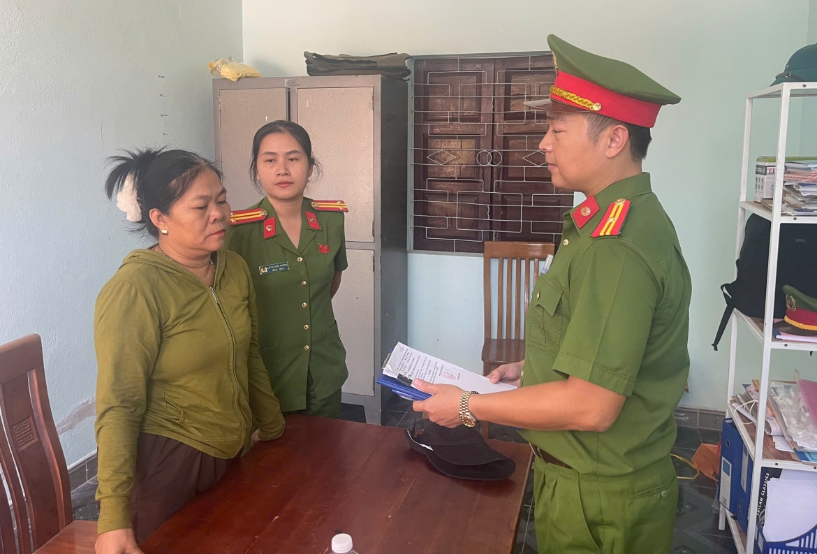 bat nguoi phu nu hanh nghe boi toan de dieu tra hanh vi lua dao chiem doat tai san hinh anh 1