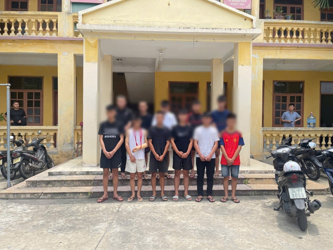 nhom thanh thieu nien mang hung khi, phong xe gay roi o hai phong bi trieu tap hinh anh 1