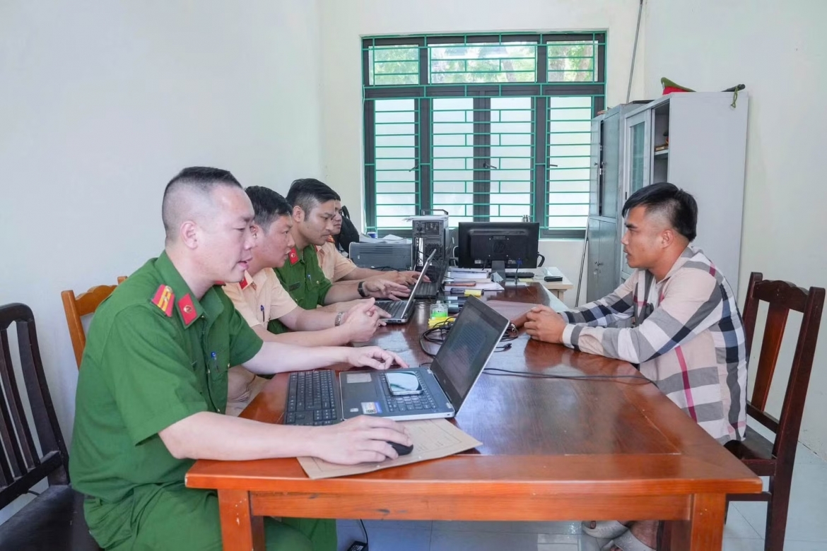 tam giu lai xe tai thong chot canh sat giao thong o phu tho hinh anh 1