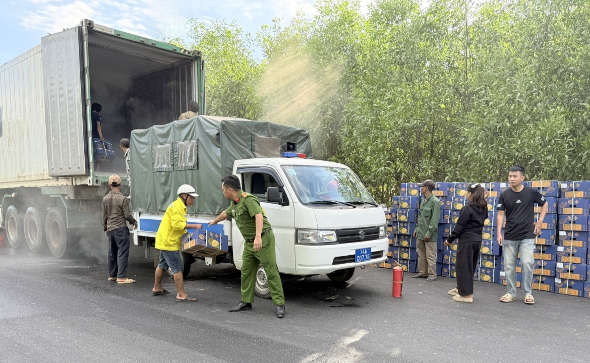 xe container cho 20 tan sau rieng bat ngo boc chay sau su co no lop hinh anh 1