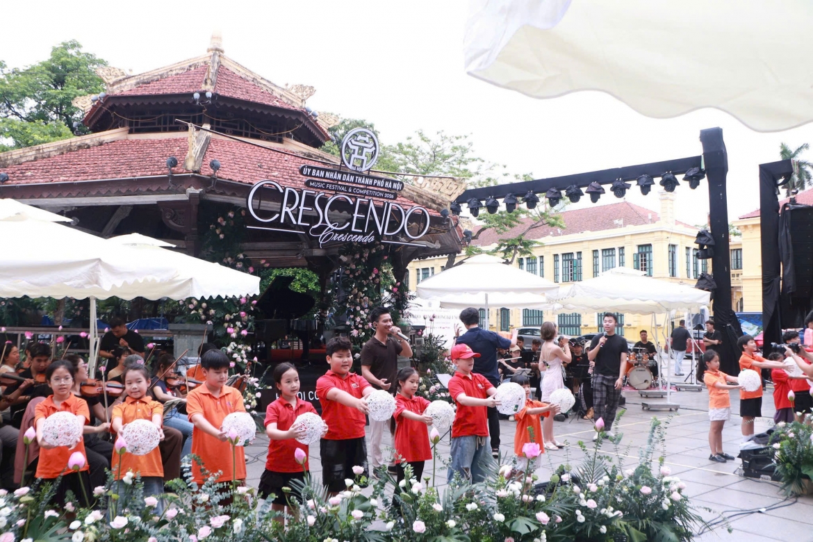 san sang cho dem hoa nhac crescendo ben ho hoan kiem hinh anh 2