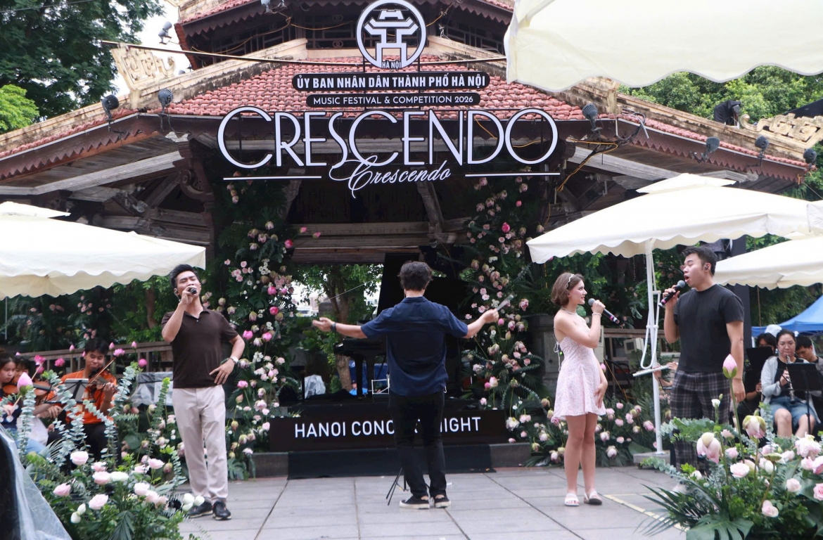 san sang cho dem hoa nhac crescendo ben ho hoan kiem hinh anh 1