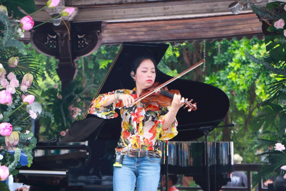 san sang cho dem hoa nhac crescendo ben ho hoan kiem hinh anh 4