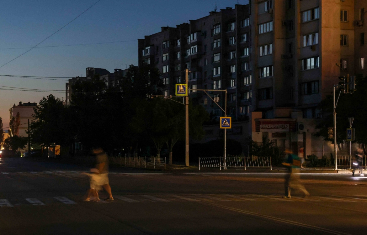 ukraine tan cong nha may dien lon nhat crimea, nga cat dien theo gio hinh anh 2