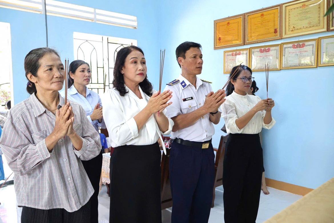 Cảnh sát biển Vùng 2 tri ân người có công tại Quảng Ngãi