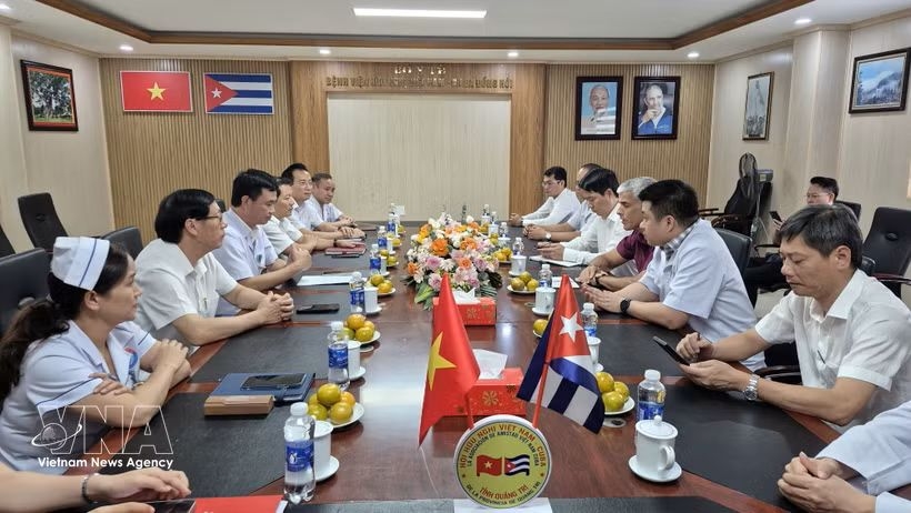 cuban consul general visits friendship hospital in quang tri picture 1