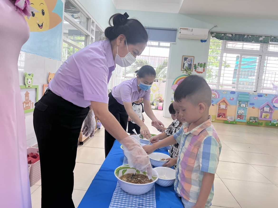 phu huynh bot lo bua an hoc duong nho tick xanh trach nhiem hinh anh 1