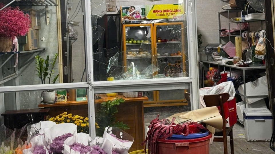 Người đàn ông gây thương tích cho vợ cũ, đập phá tiệm bán hoa của người dân