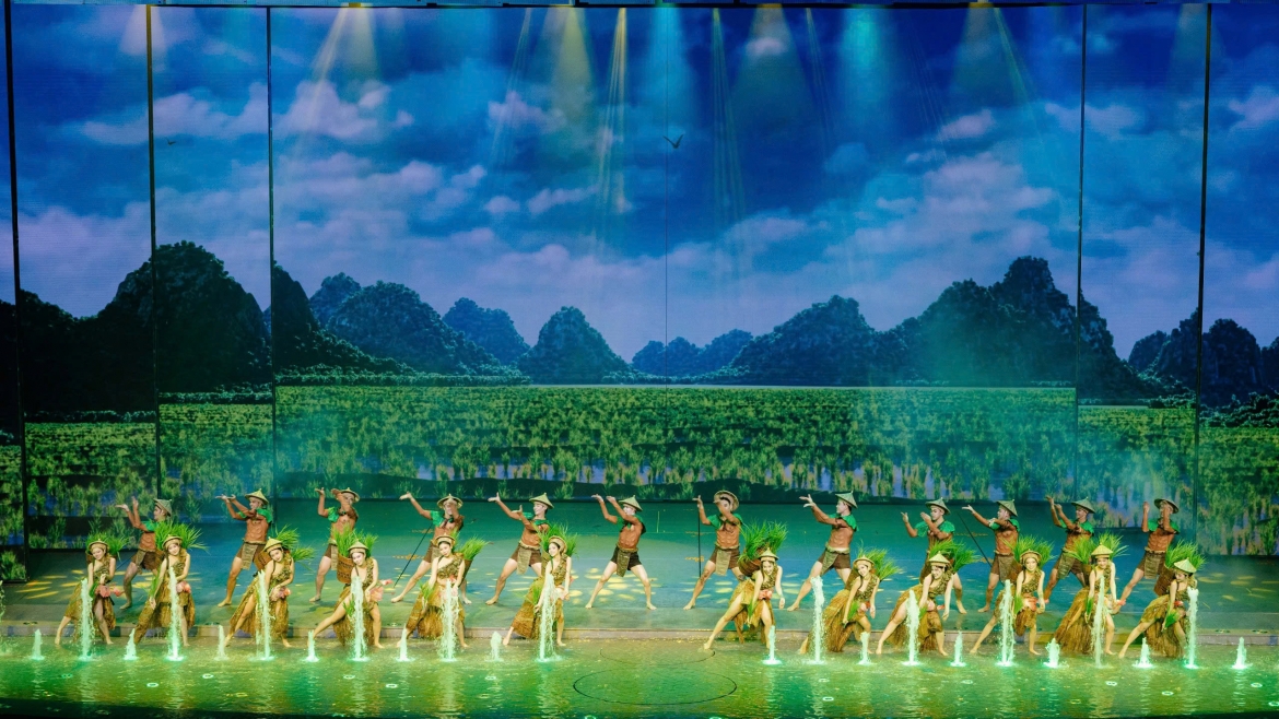 Dieu gi lam nen suc hut cua dai su thi san khau Dat nuoc thien hung ca hinh anh 2