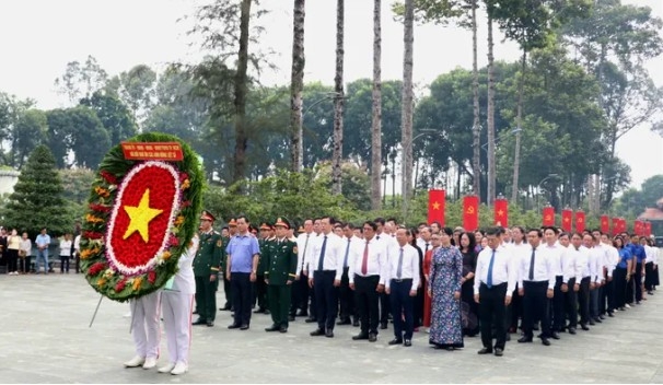 hcm city leaders pay tribute to martyrs at ben duoc temple picture 1