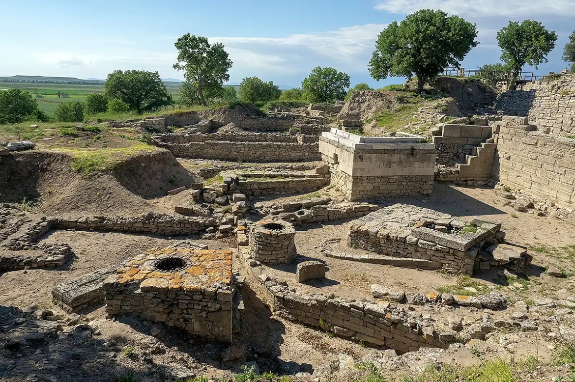 the odyssey cua christopher nolan dang keo du khach den di tich thanh troy hinh anh 1
