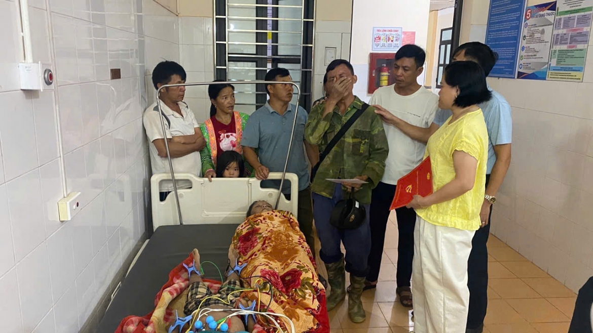 hai chau be tu vong do set danh khi cung me di lam nuong hinh anh 1