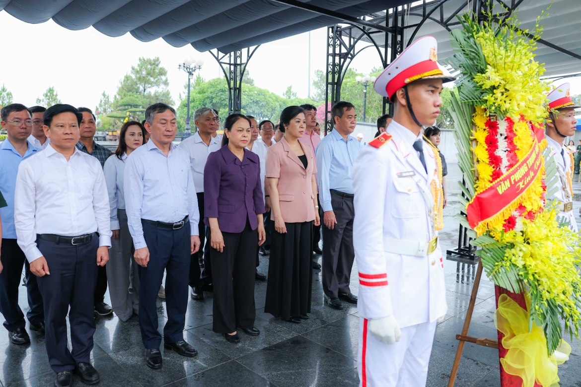 lanh dao van phong t.U Dang tri an cac gia dinh liet si, thuong binh tai quang tri hinh anh 1