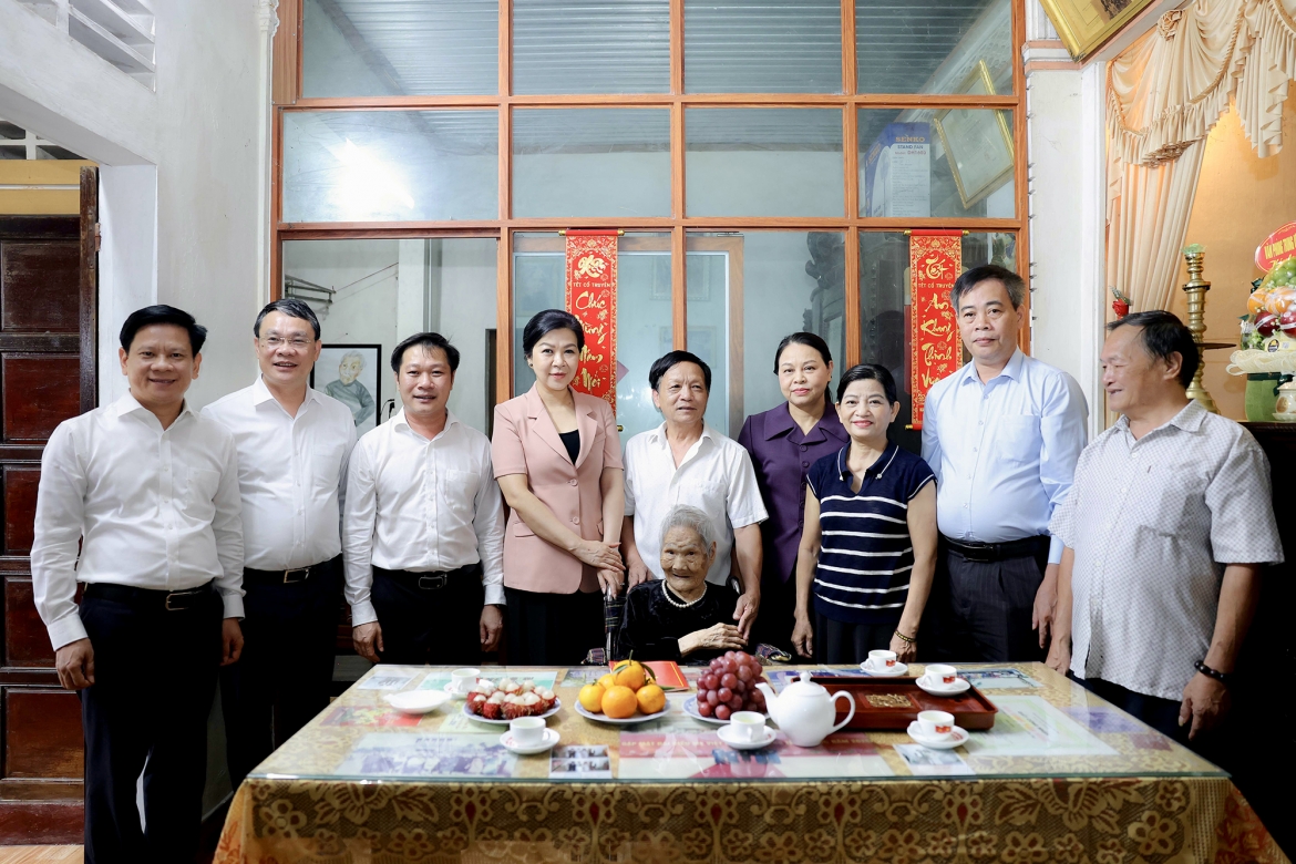 lanh dao van phong t.U Dang tri an cac gia dinh liet si, thuong binh tai quang tri hinh anh 2