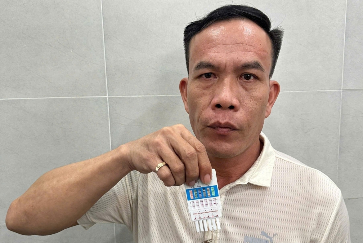 khoi to 2 doi tuong de doa va khoa cua nha doi tien dat coc dat hinh anh 2