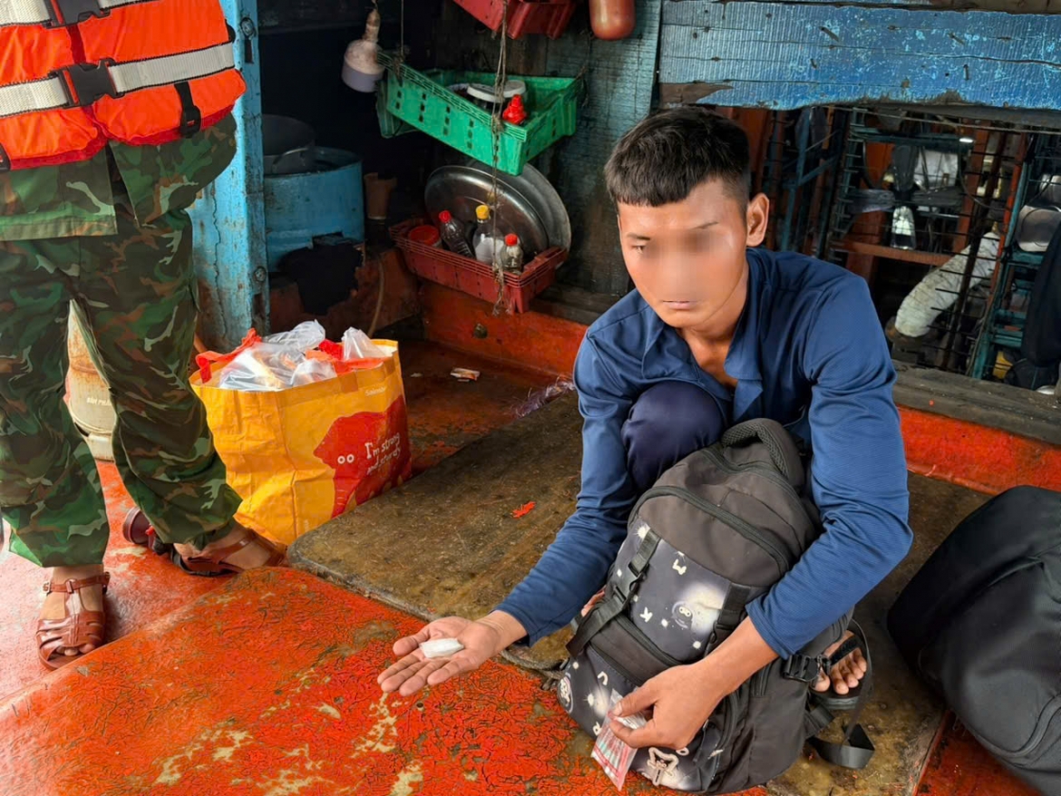 bat giu doi tuong tang tru trai phep chat ma tuy tren tau ca hinh anh 1