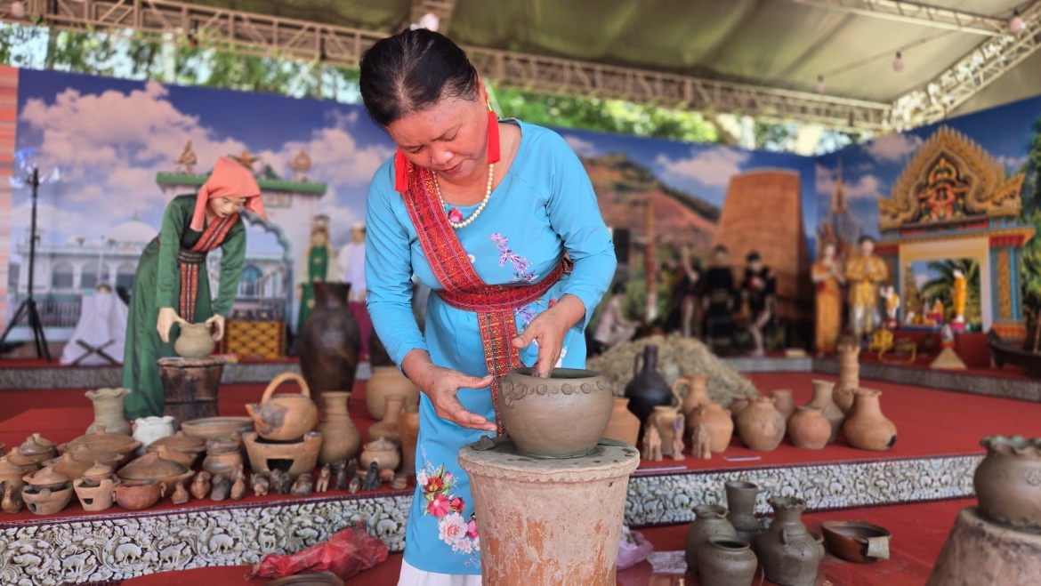 du lich khanh hoa khoi sac sau mot nam hop nhat hinh anh 1