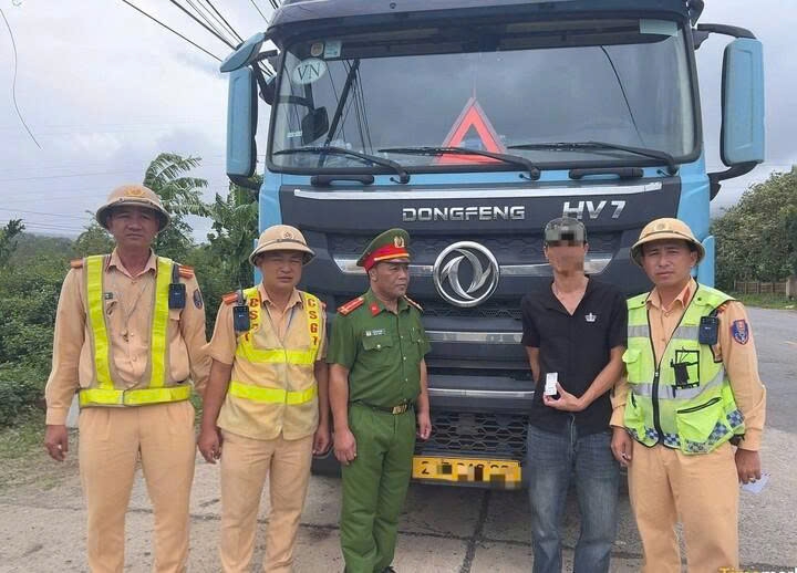 phat hien tai xe duong tinh, tang tru 412 vien nghi ma tuy tren o to dau keo hinh anh 1