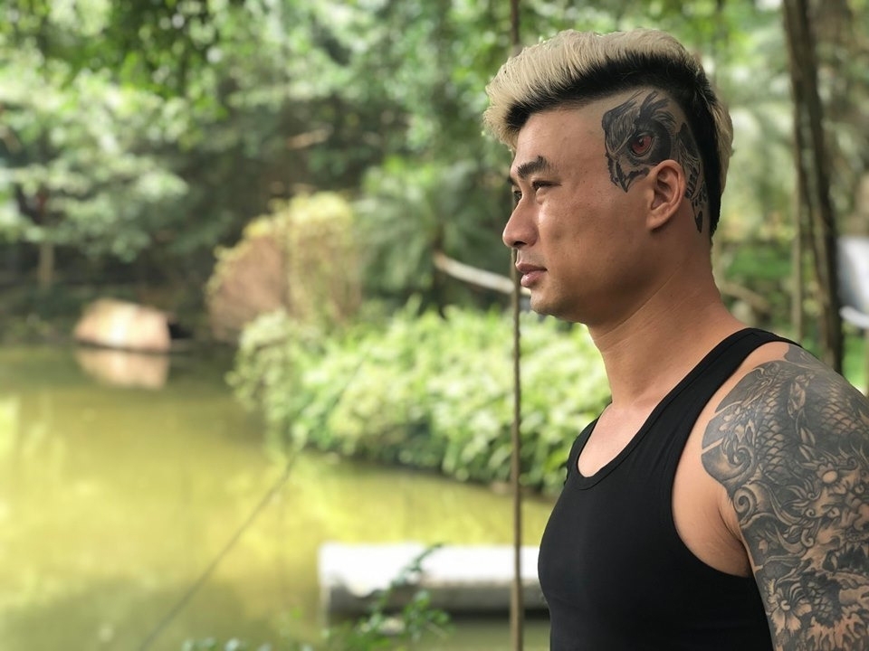 duy hung mat toi nghiem tuc, co tau hai dau ma ai cung bao buon cuoi hinh anh 3