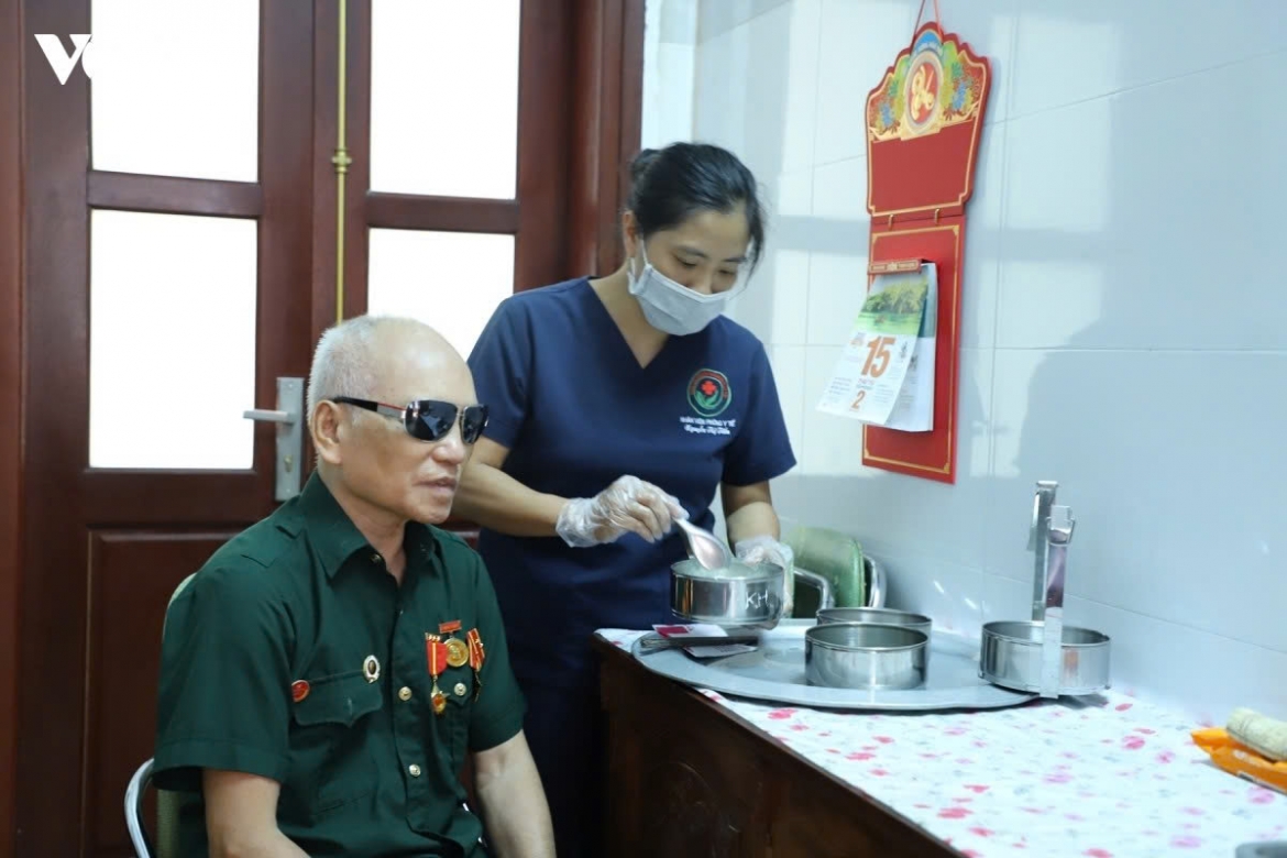 caring hands bring comfort to war veterans picture 10