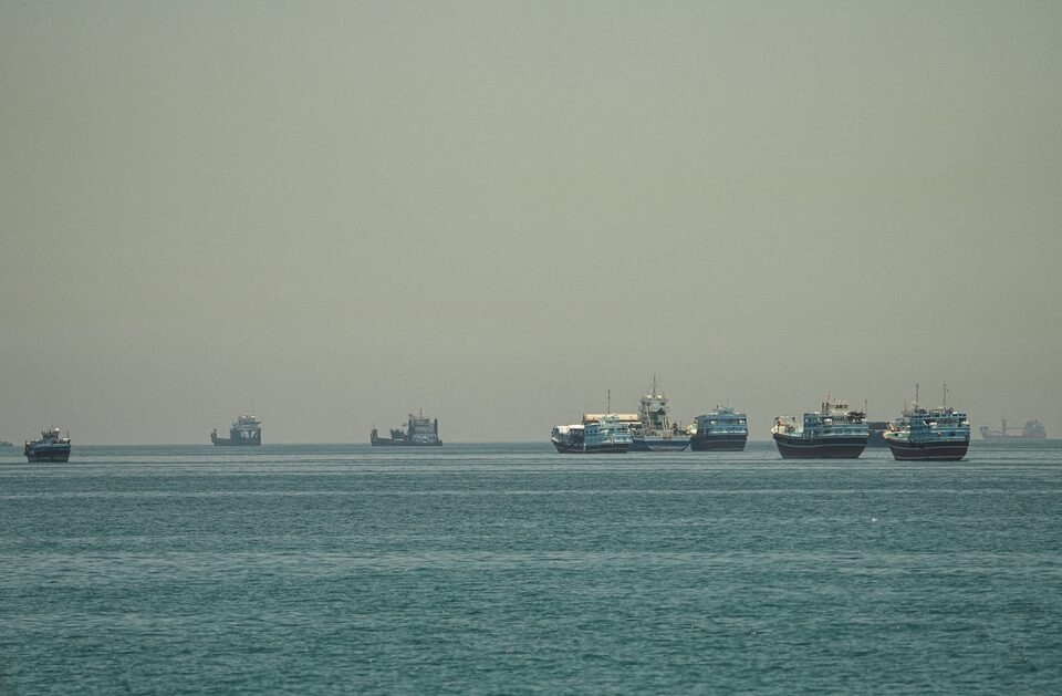 my va iran dung giao tranh, 5 tau cho khi lng vuot eo hormuz hinh anh 1