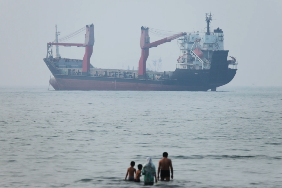 Mỹ tiếp tục không kích vào Iran, lưu thông qua eo Hormuz vẫn tê liệt