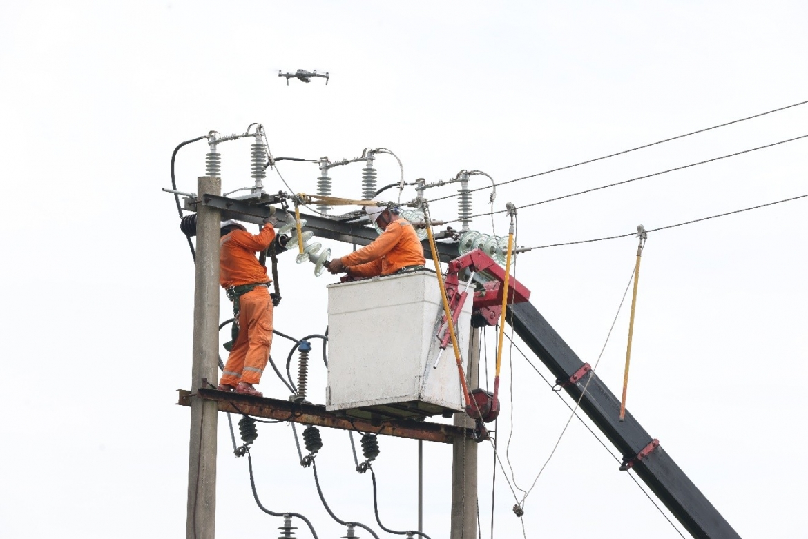 evnnpc vuot ap luc phu tai, bao dam cung ung dien an toan trong 6 thang dau nam hinh anh 6