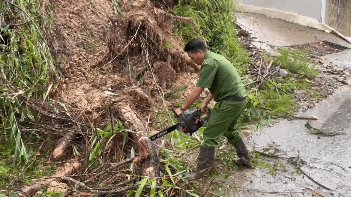cong an xa mu cang chai kip thoi cuu nguoi bi lu cuon hinh anh 2