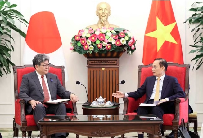 foreign-minister-le-hoai-trung-receives-executive-acting-secretary-general-of-japans-liberal-democratic-party-koichi-hagiuda-photo2.jpg