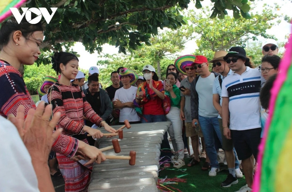 vietnam welcomes 12.2 million foreign arrivals in h1, up 15 picture 1