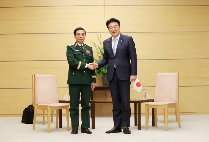 general phan van giang meets japan s chief cabinet secretary in tokyo picture 2