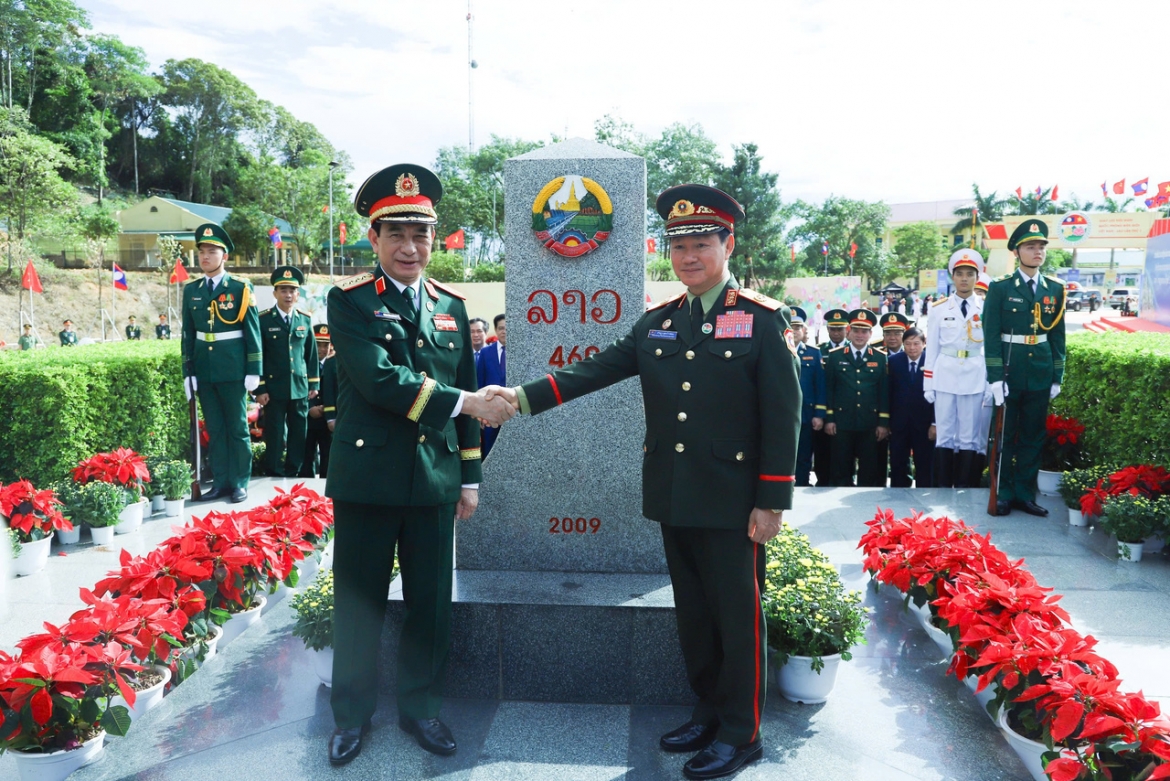 Dai tuong phan van giang du giao luu huu nghi quoc phong bien gioi viet nam - lao hinh anh 3