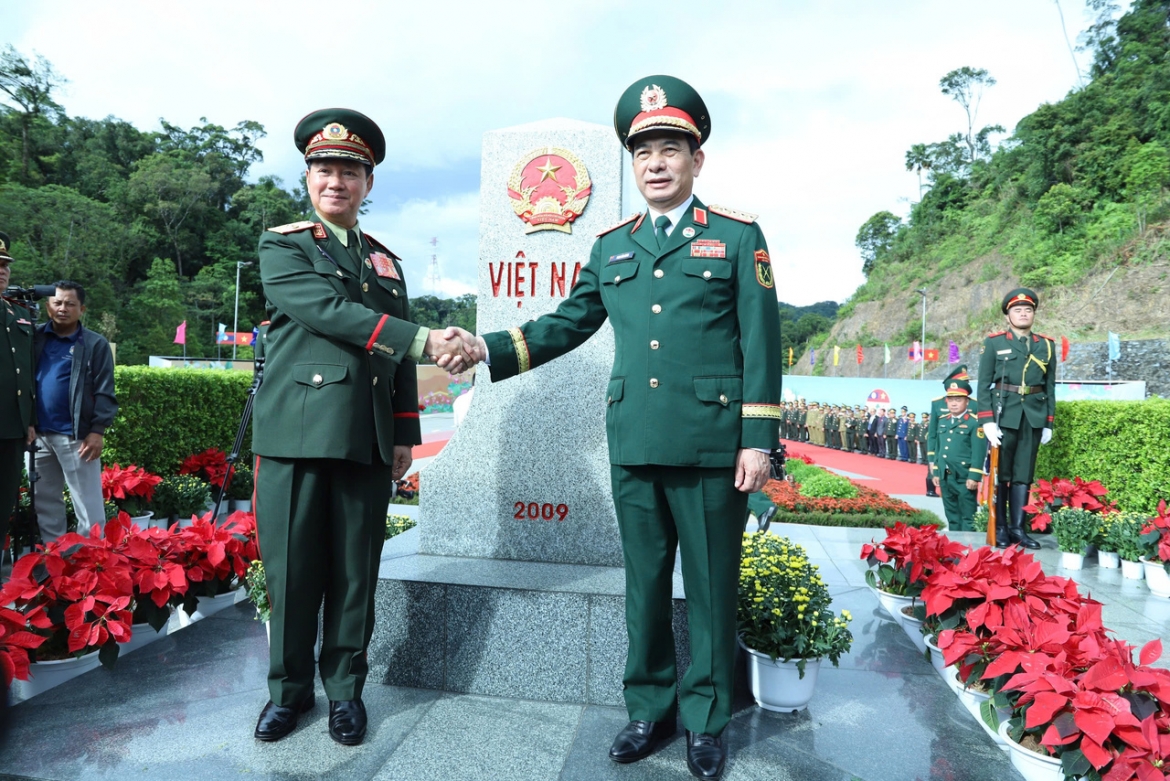 Dai tuong phan van giang du giao luu huu nghi quoc phong bien gioi viet nam - lao hinh anh 4