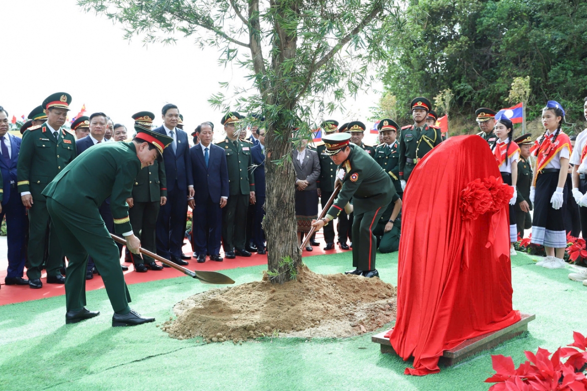 Dai tuong phan van giang du giao luu huu nghi quoc phong bien gioi viet nam - lao hinh anh 5
