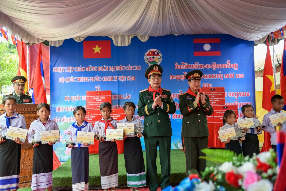 bo truong quoc phong hai nuoc viet nam-lao to son cot moc bien gioi hinh anh 10