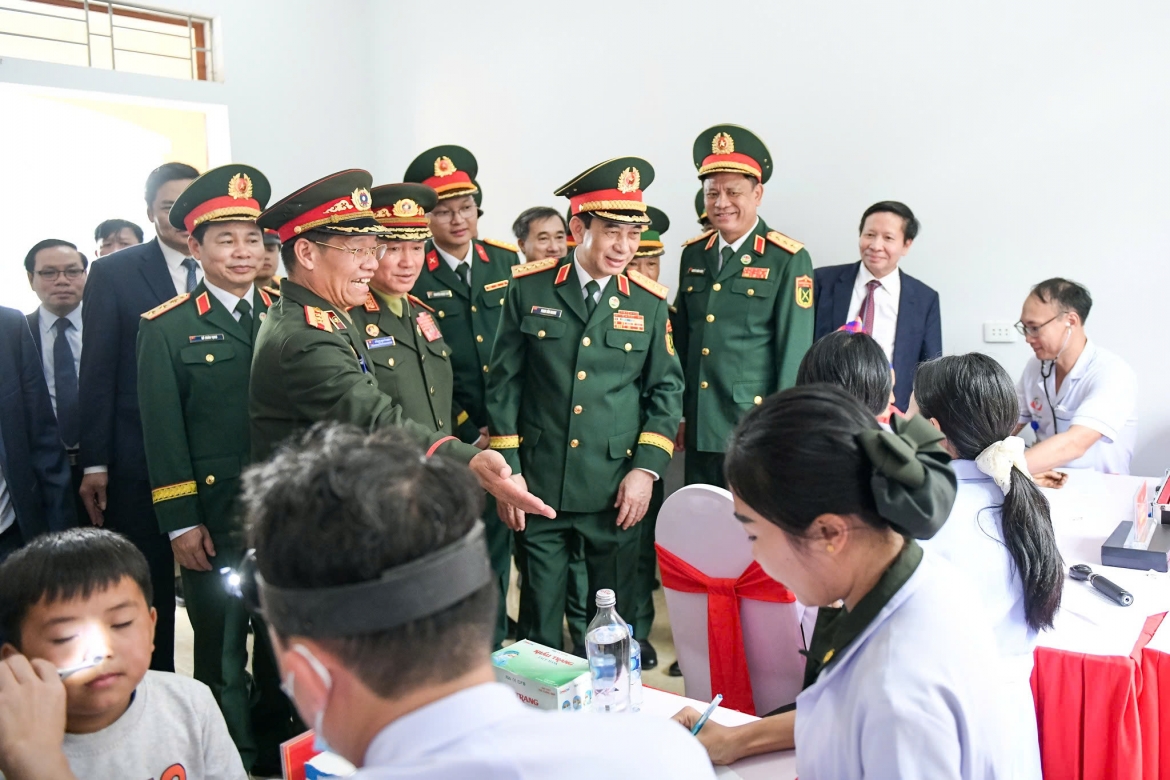 bo truong quoc phong hai nuoc viet nam-lao to son cot moc bien gioi hinh anh 13