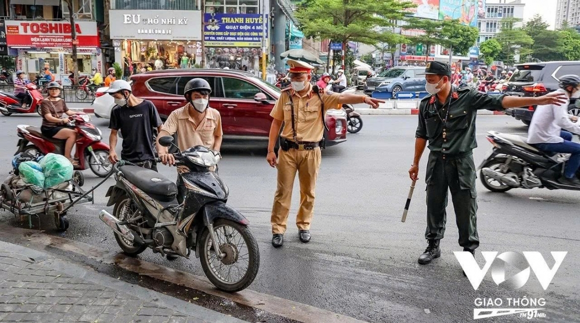 Bật xi nhan một đằng, rẽ một nẻo có bị phạt không?
