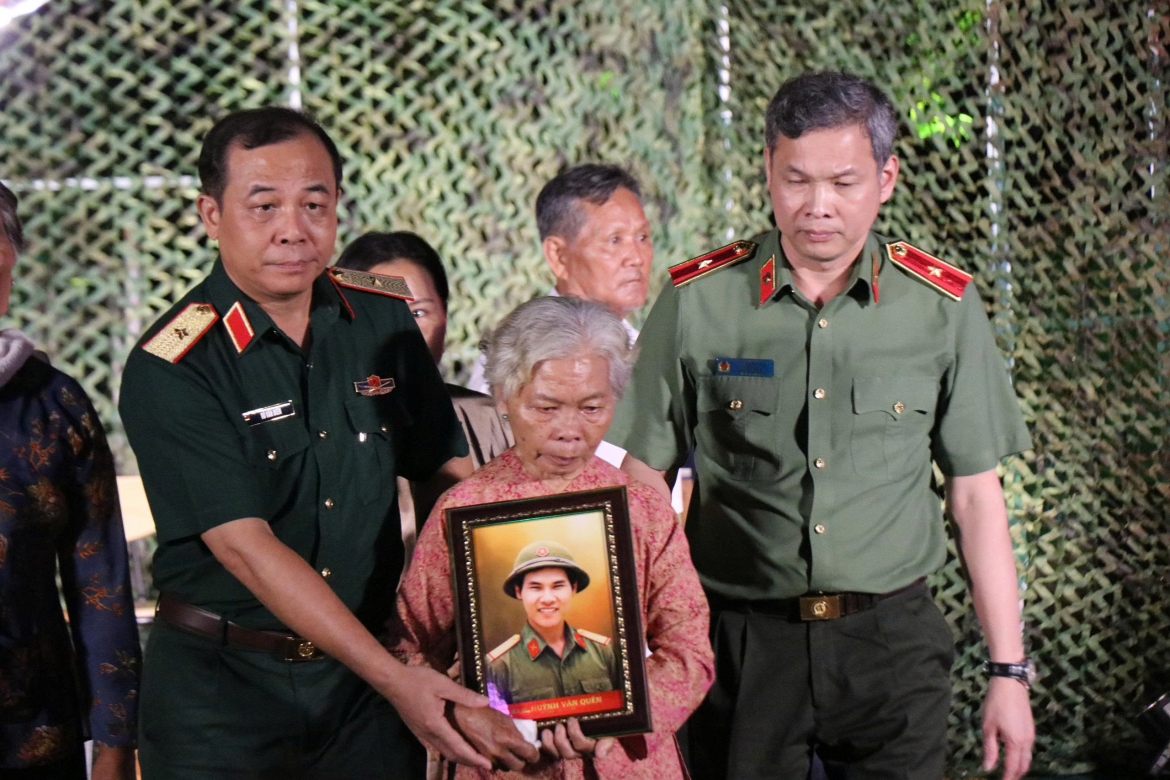 xuc dong trao di anh phuc dung cho gia dinh liet si huynh van quen hinh anh 1
