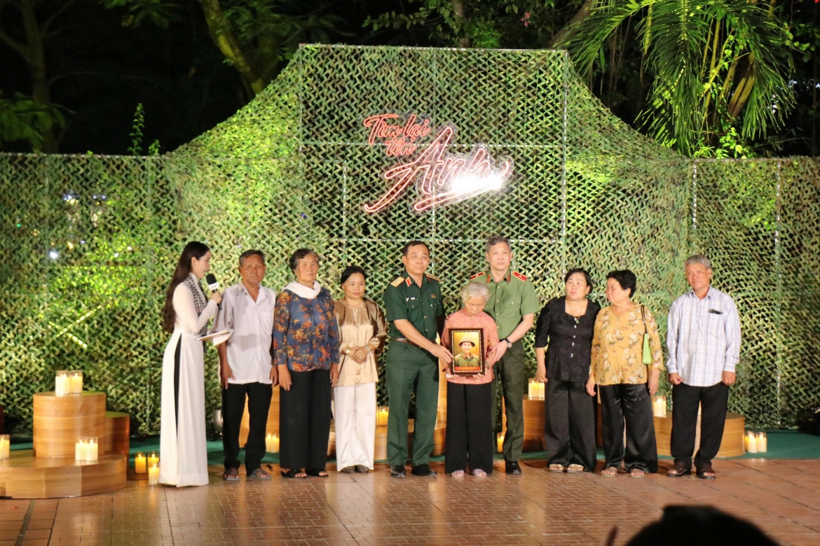 xuc dong trao di anh phuc dung cho gia dinh liet si huynh van quen hinh anh 2