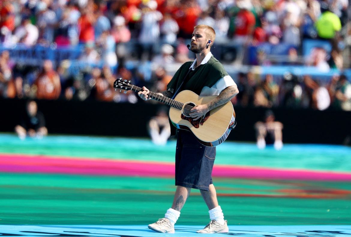 justin bieber va lua chon nguoc dong giua san khau world cup hinh anh 1
