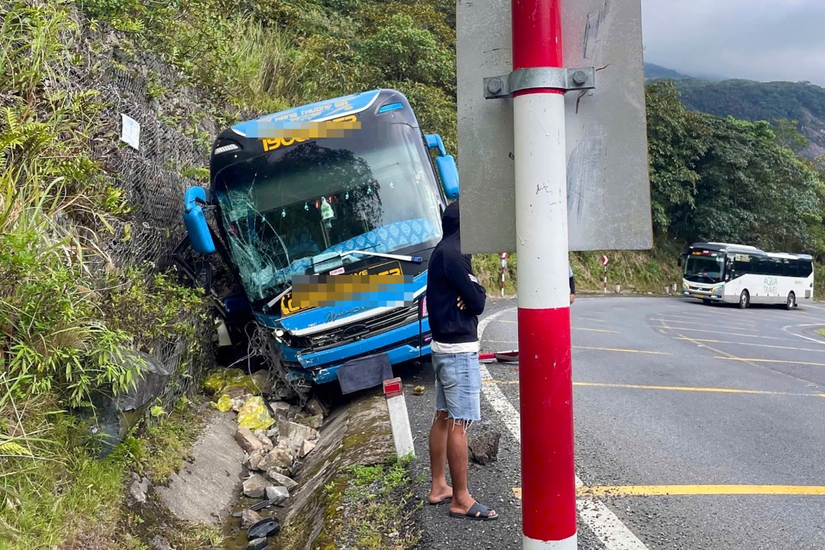 O to khach tong vao vach nui tren deo khanh le, hanh khach hoang loan hinh anh 1