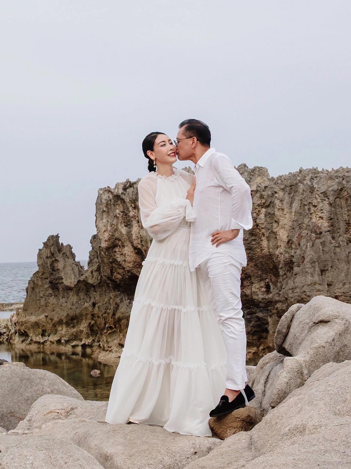 sao viet 24-7 A hau my duyen xin loi vi nem gach vao nha dan giua dem hinh anh 4