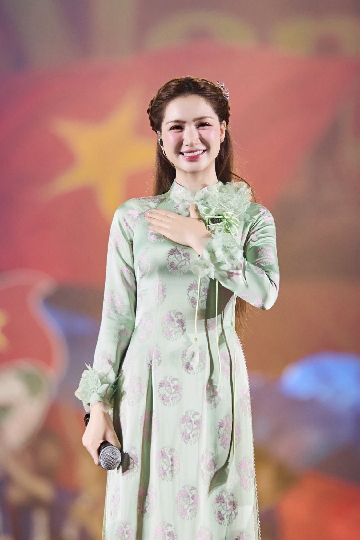 hoa minzy ung ho 100 trieu dong giup nguoi dan lai chau hinh anh 1