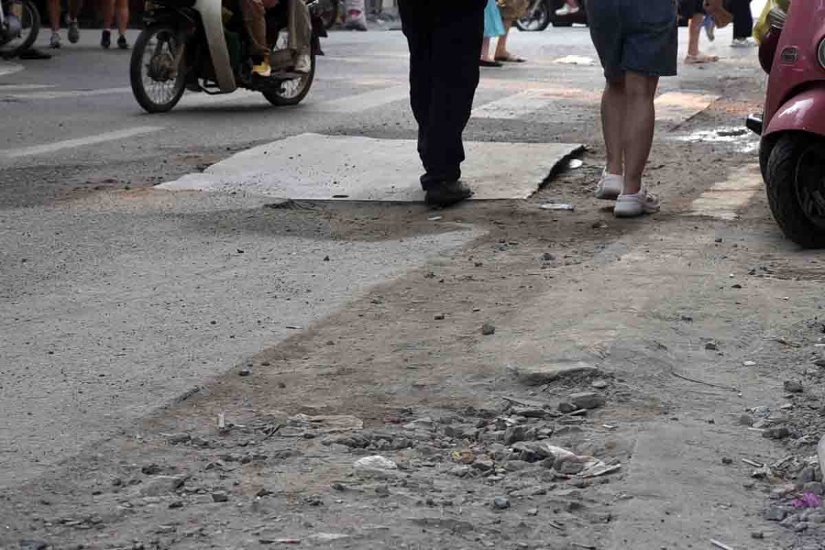 Duong pho ha noi nham nho sau nhieu lan bi dao boi, hoan tra cau tha hinh anh 11