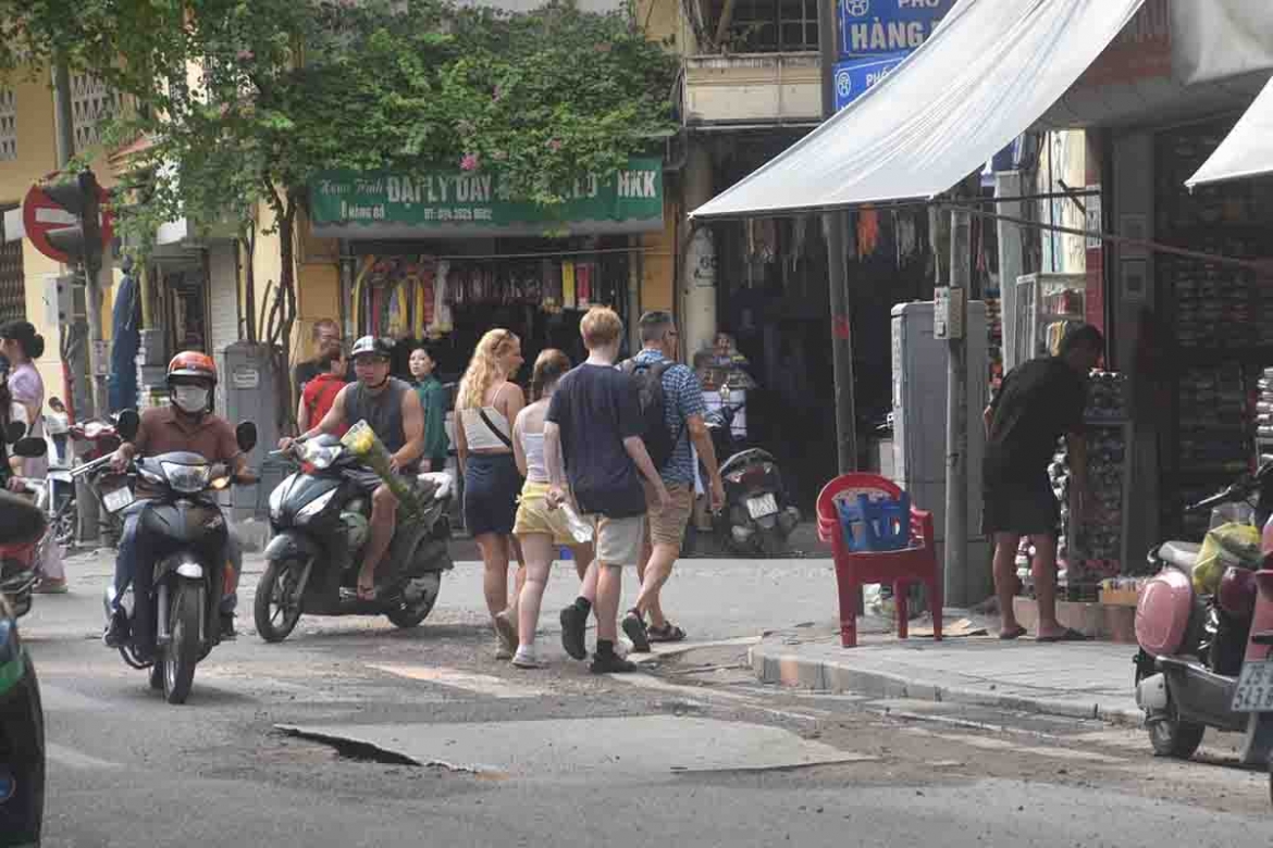Duong pho ha noi nham nho sau nhieu lan bi dao boi, hoan tra cau tha hinh anh 12