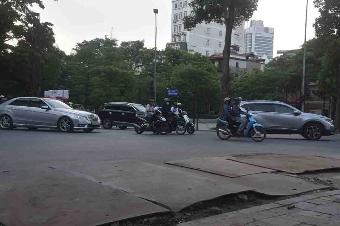 Duong pho ha noi nham nho sau nhieu lan bi dao boi, hoan tra cau tha hinh anh 4