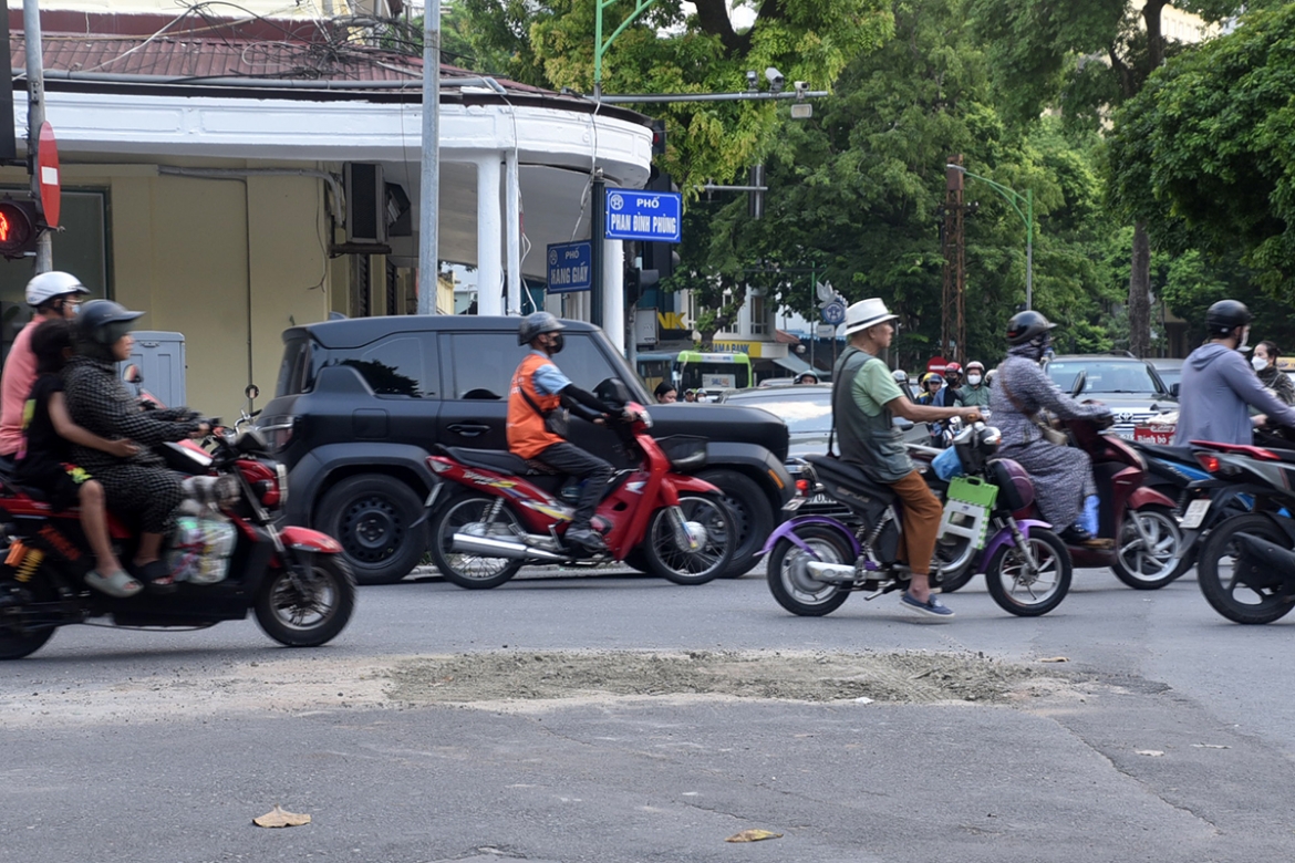 Duong pho ha noi nham nho sau nhieu lan bi dao boi, hoan tra cau tha hinh anh 3