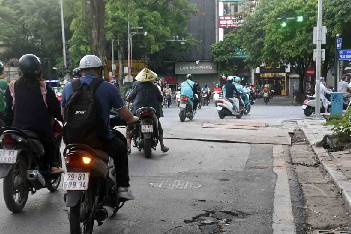 Duong pho ha noi nham nho sau nhieu lan bi dao boi, hoan tra cau tha hinh anh 6