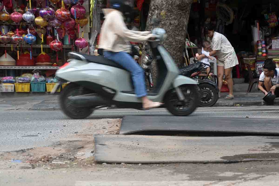 Duong pho ha noi nham nho sau nhieu lan bi dao boi, hoan tra cau tha hinh anh 8