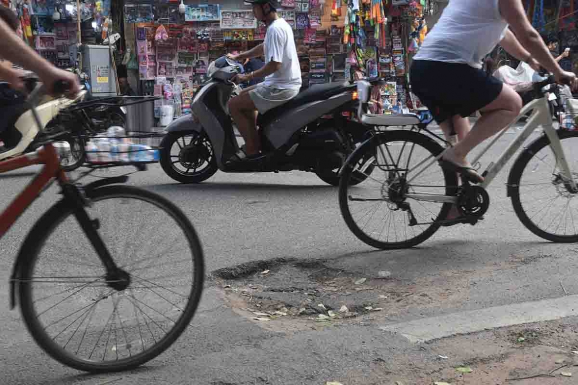 Duong pho ha noi nham nho sau nhieu lan bi dao boi, hoan tra cau tha hinh anh 9